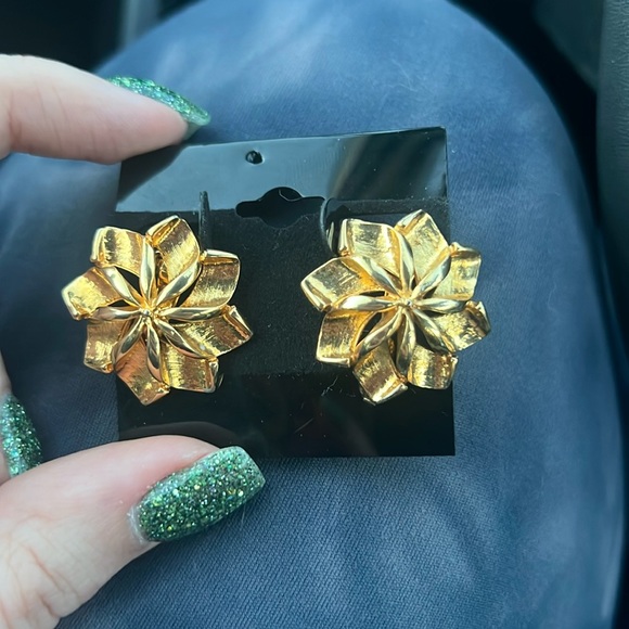 Vintage Gold tone flower clip on earrings - Picture 2 of 3